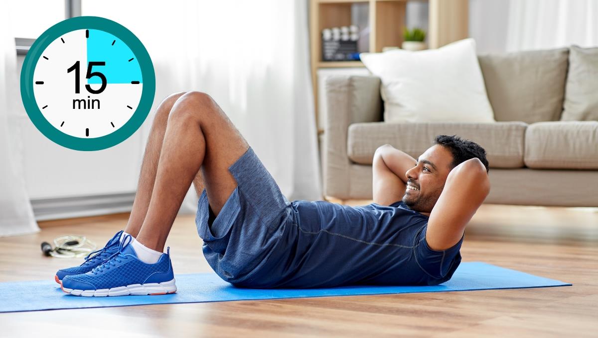 Mezcla ejercicios de fuerza y cardio durante 15 minutos en tu propia casa